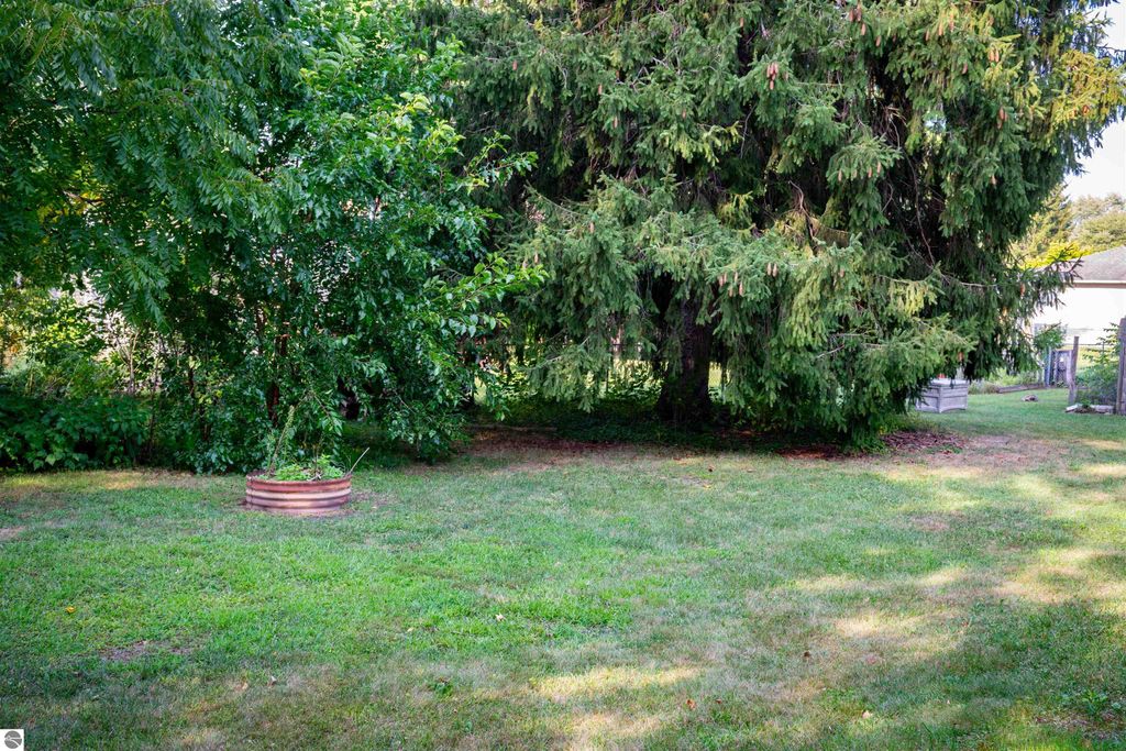 Image 5 of property listing at 121 E Maple Street, Shepherd, MI 48883