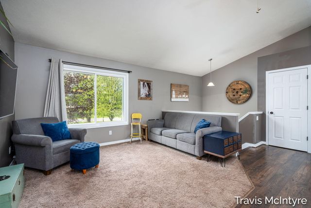 75 Cleveland Street E, Coopersville, MI 49404