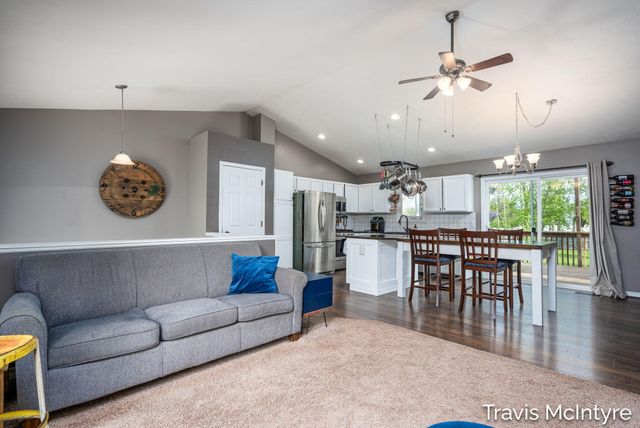 75 Cleveland Street E, Coopersville, MI 49404