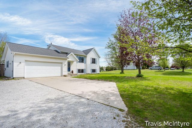 75 Cleveland Street E, Coopersville, MI 49404