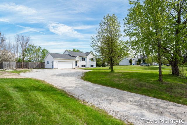 75 Cleveland Street E, Coopersville, MI 49404