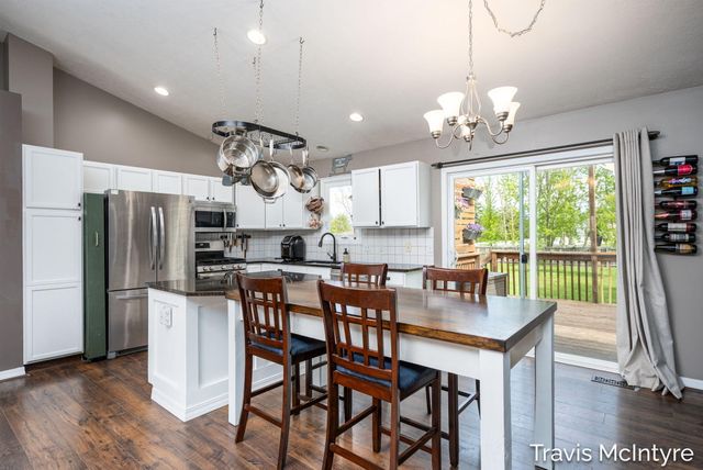 75 Cleveland Street E, Coopersville, MI 49404