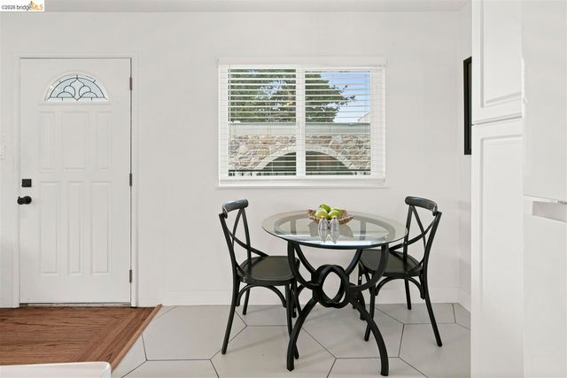 8 Whitmore Pl, Oakland, CA 94611
