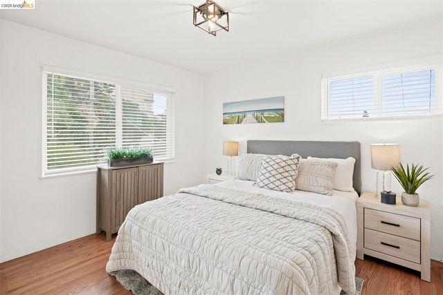 8 Whitmore Pl, Oakland, CA 94611