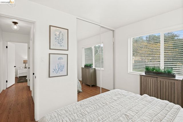 8 Whitmore Pl, Oakland, CA 94611