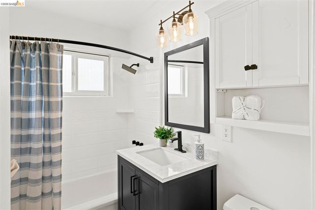 8 Whitmore Pl, Oakland, CA 94611
