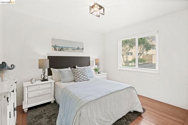 8 Whitmore Pl, Oakland, CA 94611