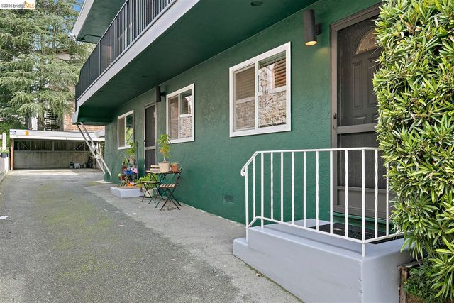 8 Whitmore Pl, Oakland, CA 94611