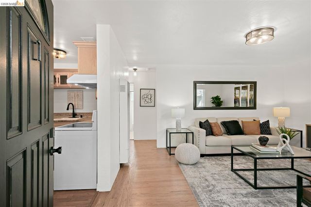 8 Whitmore Pl, Oakland, CA 94611