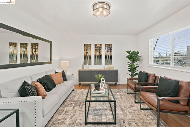 8 Whitmore Pl, Oakland, CA 94611