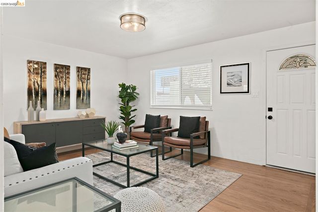 8 Whitmore Pl, Oakland, CA 94611