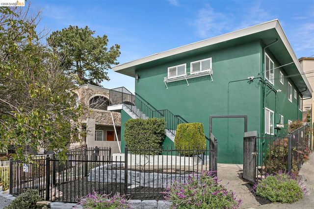 8 Whitmore Pl, Oakland, CA 94611
