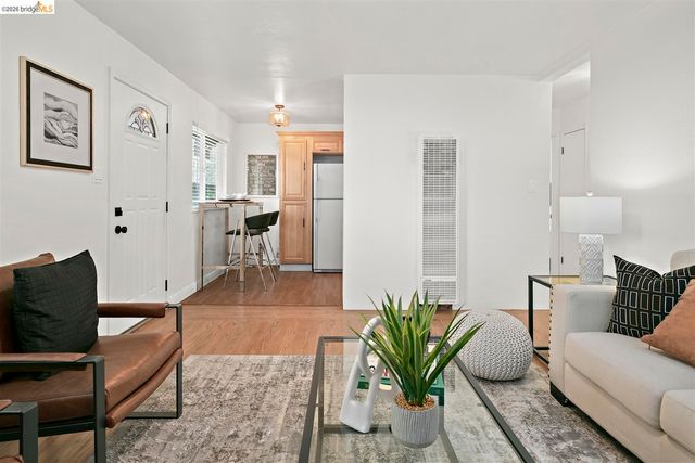 8 Whitmore Pl, Oakland, CA 94611