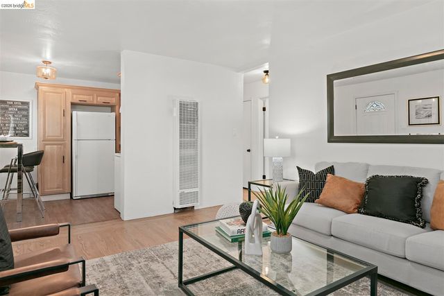 8 Whitmore Pl, Oakland, CA 94611