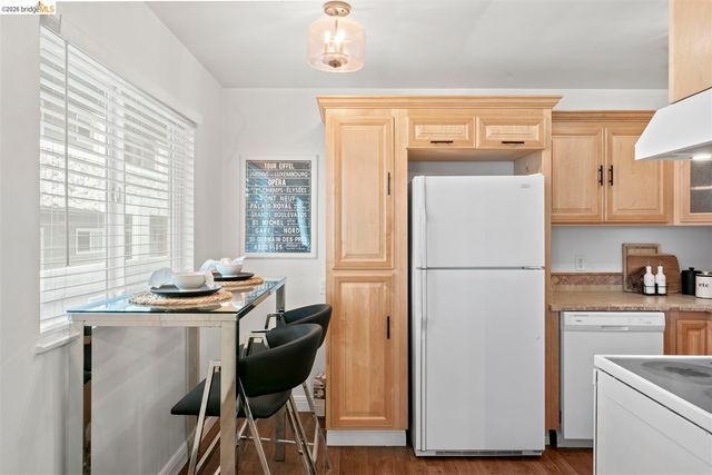 8 Whitmore Pl, Oakland, CA 94611