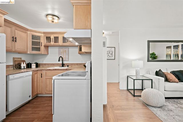 8 Whitmore Pl, Oakland, CA 94611