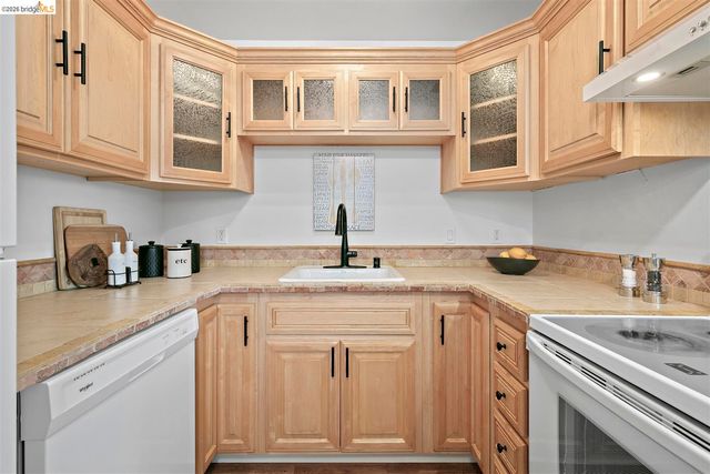 8 Whitmore Pl, Oakland, CA 94611