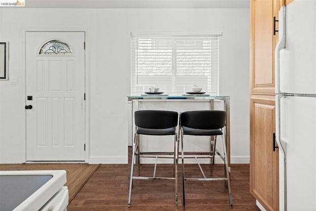 8 Whitmore Pl, Oakland, CA 94611