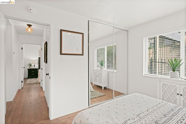 8 Whitmore Pl, Oakland, CA 94611