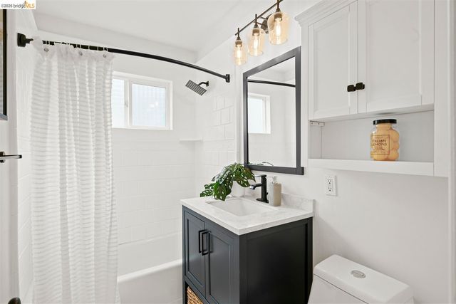 8 Whitmore Pl, Oakland, CA 94611