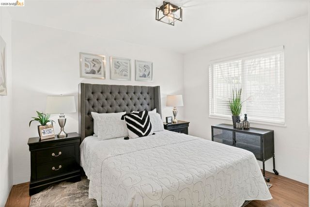 8 Whitmore Pl, Oakland, CA 94611