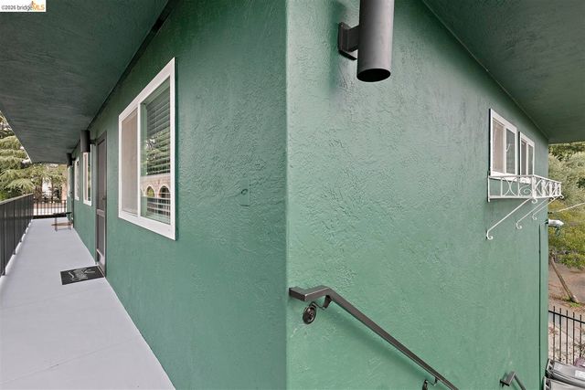 8 Whitmore Pl, Oakland, CA 94611