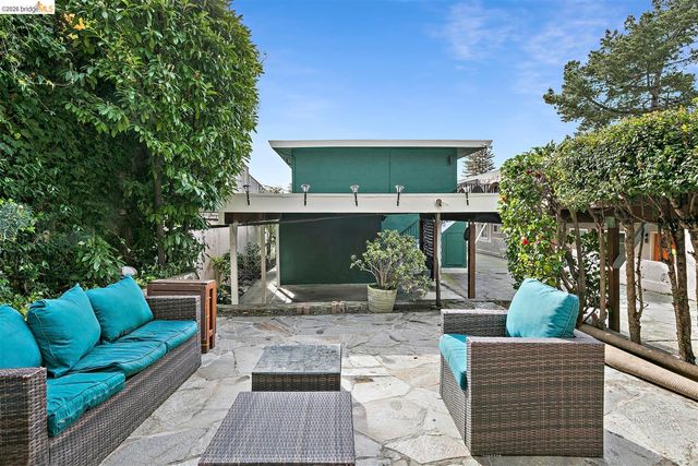 8 Whitmore Pl, Oakland, CA 94611