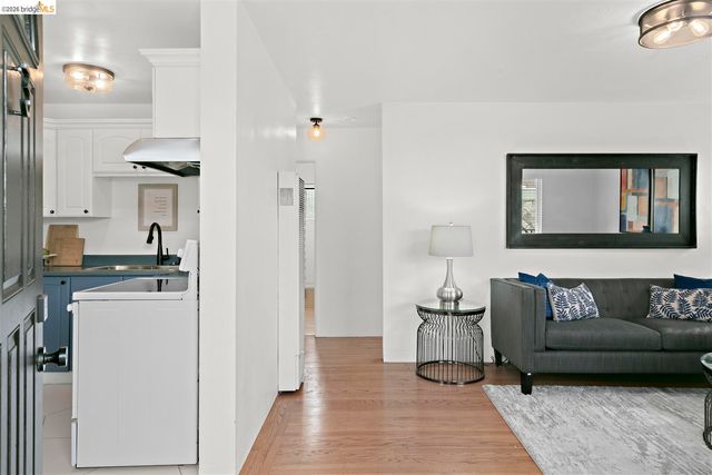 8 Whitmore Pl, Oakland, CA 94611