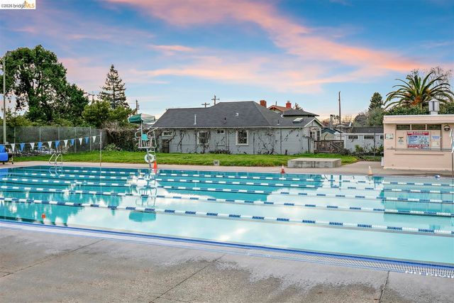 8 Whitmore Pl, Oakland, CA 94611