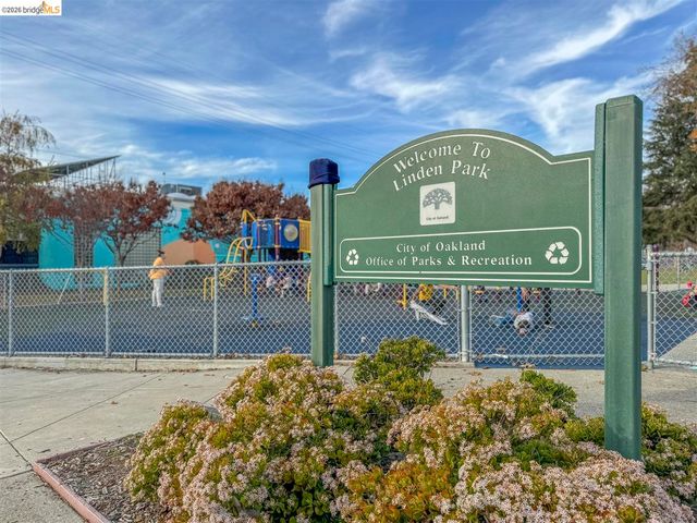 8 Whitmore Pl, Oakland, CA 94611