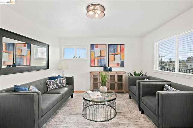8 Whitmore Pl, Oakland, CA 94611