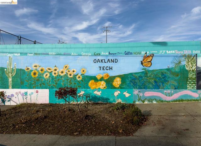 8 Whitmore Pl, Oakland, CA 94611