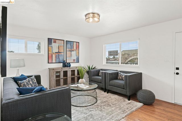 8 Whitmore Pl, Oakland, CA 94611