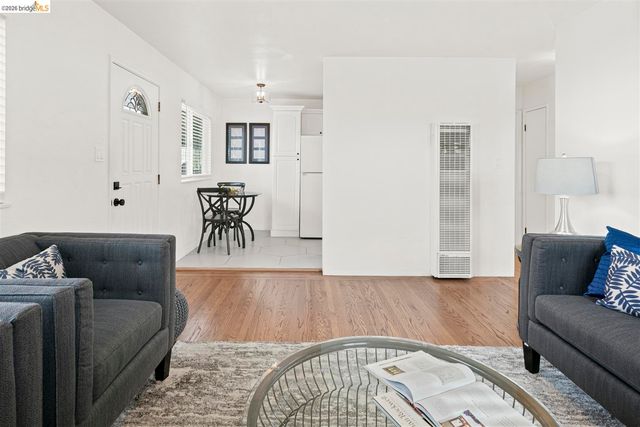 8 Whitmore Pl, Oakland, CA 94611