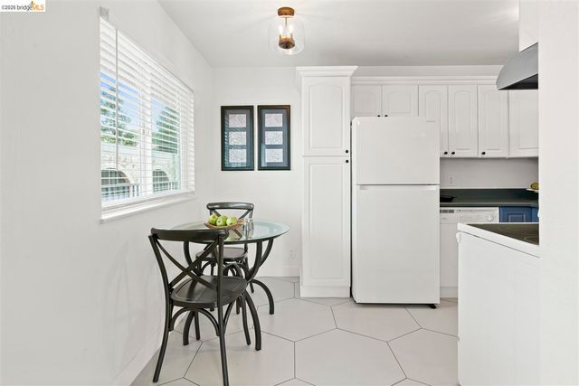 8 Whitmore Pl, Oakland, CA 94611
