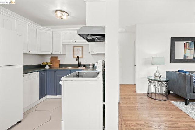 8 Whitmore Pl, Oakland, CA 94611