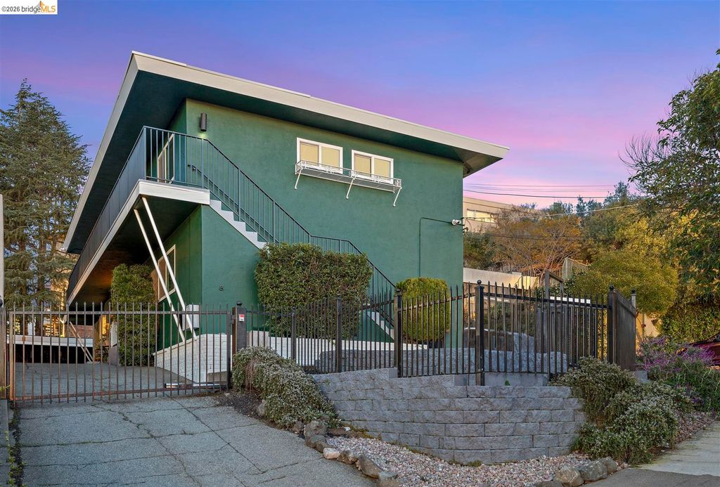 8 Whitmore Pl, Oakland, CA 94611