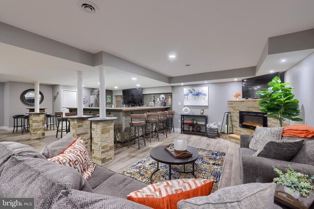 1337 HEATHERWOOD DR, Mount Joy, PA 17552