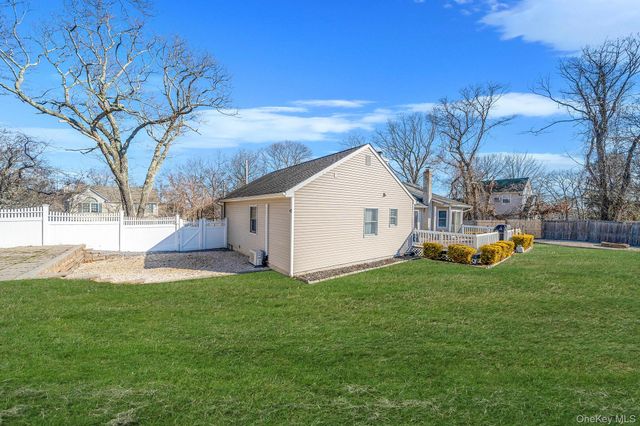 50 Violet Road, Rocky Point, NY 11778