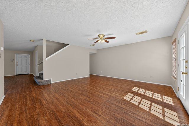 6882 CANARY MEADOW DR, Converse, TX 78109