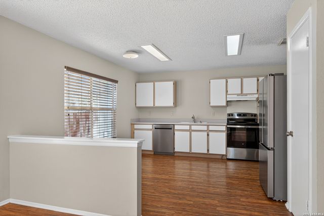 6882 CANARY MEADOW DR, Converse, TX 78109