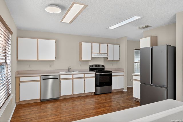 6882 CANARY MEADOW DR, Converse, TX 78109