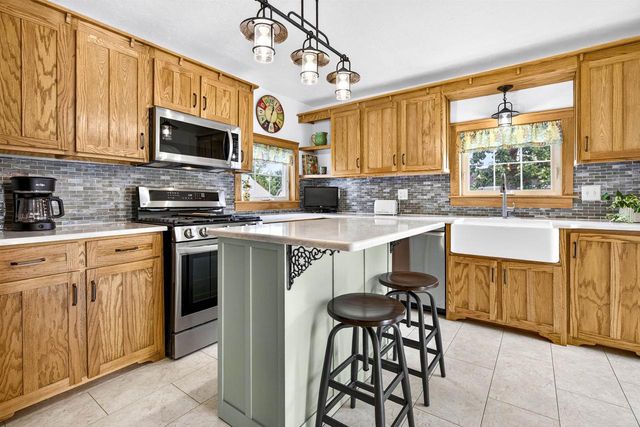 582 OAK STREET, Neenah, WI 54956