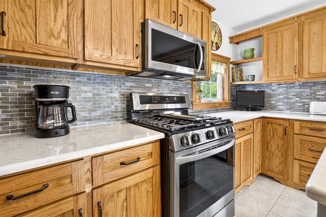 582 OAK STREET, Neenah, WI 54956