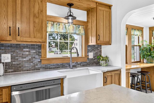582 OAK STREET, Neenah, WI 54956