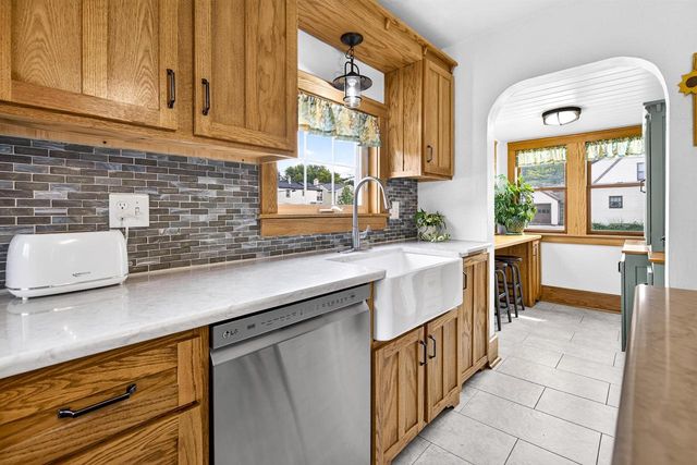 582 OAK STREET, Neenah, WI 54956