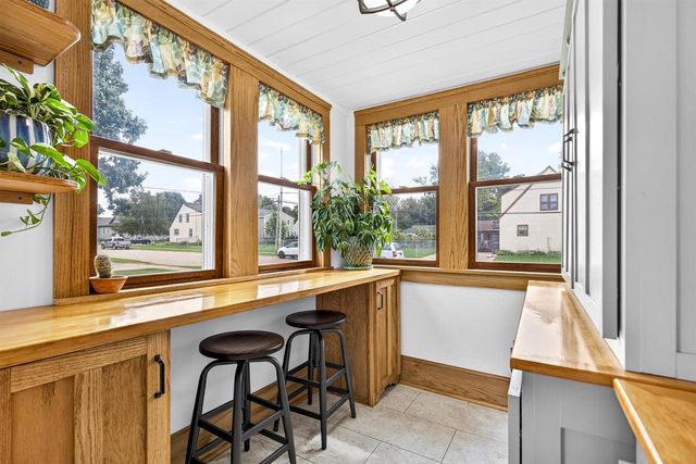 582 OAK STREET, Neenah, WI 54956