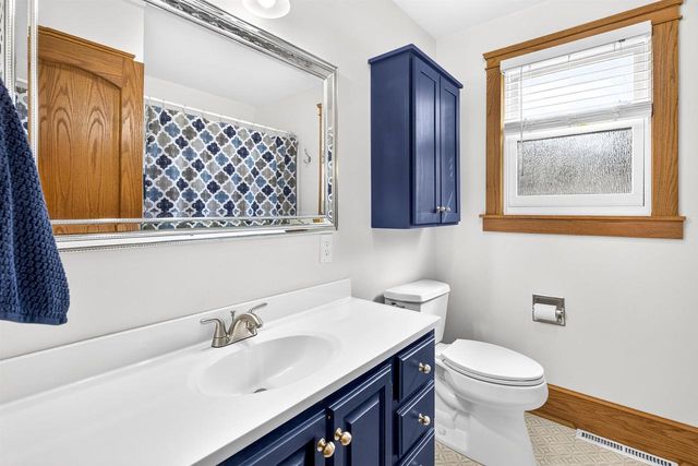 582 OAK STREET, Neenah, WI 54956