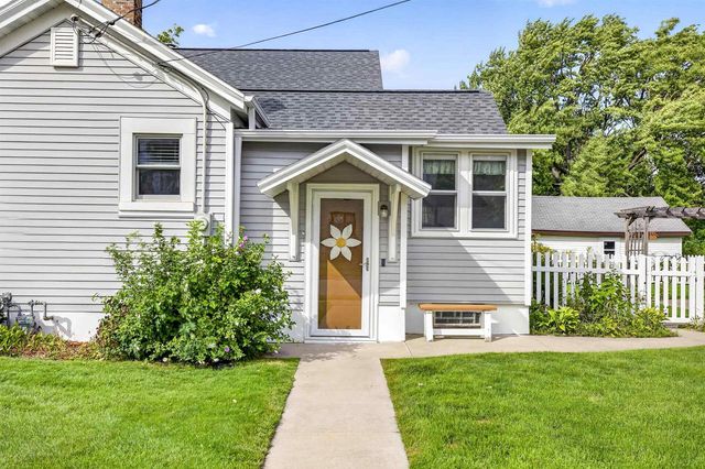 582 OAK STREET, Neenah, WI 54956