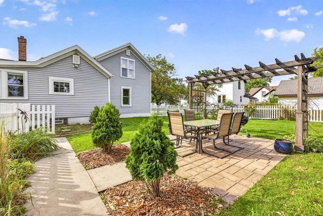 582 OAK STREET, Neenah, WI 54956